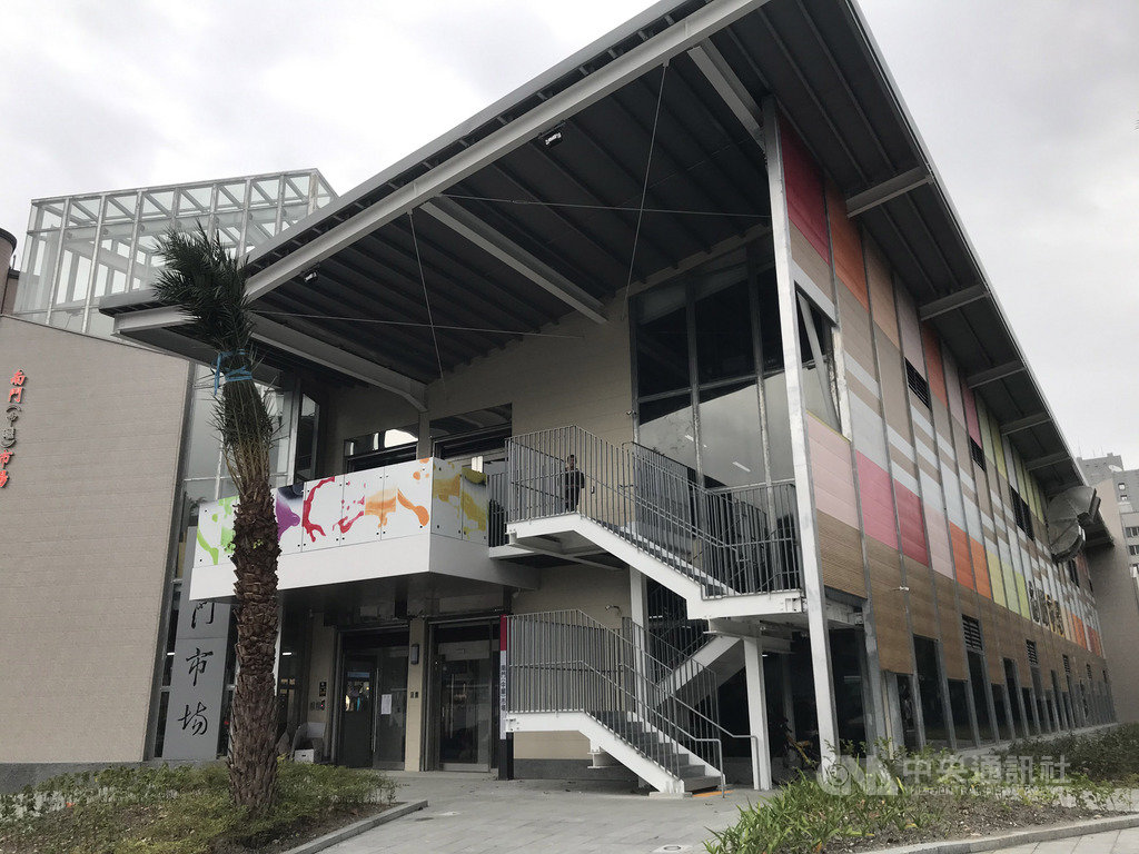 台北市南門中繼市場17日試營運,台北市市場處16日指出,26日起將推出消費滿額抽活動,歡迎民眾前往採購。圖為中繼市場外觀。中央社記者劉建邦攝 108年10月16日