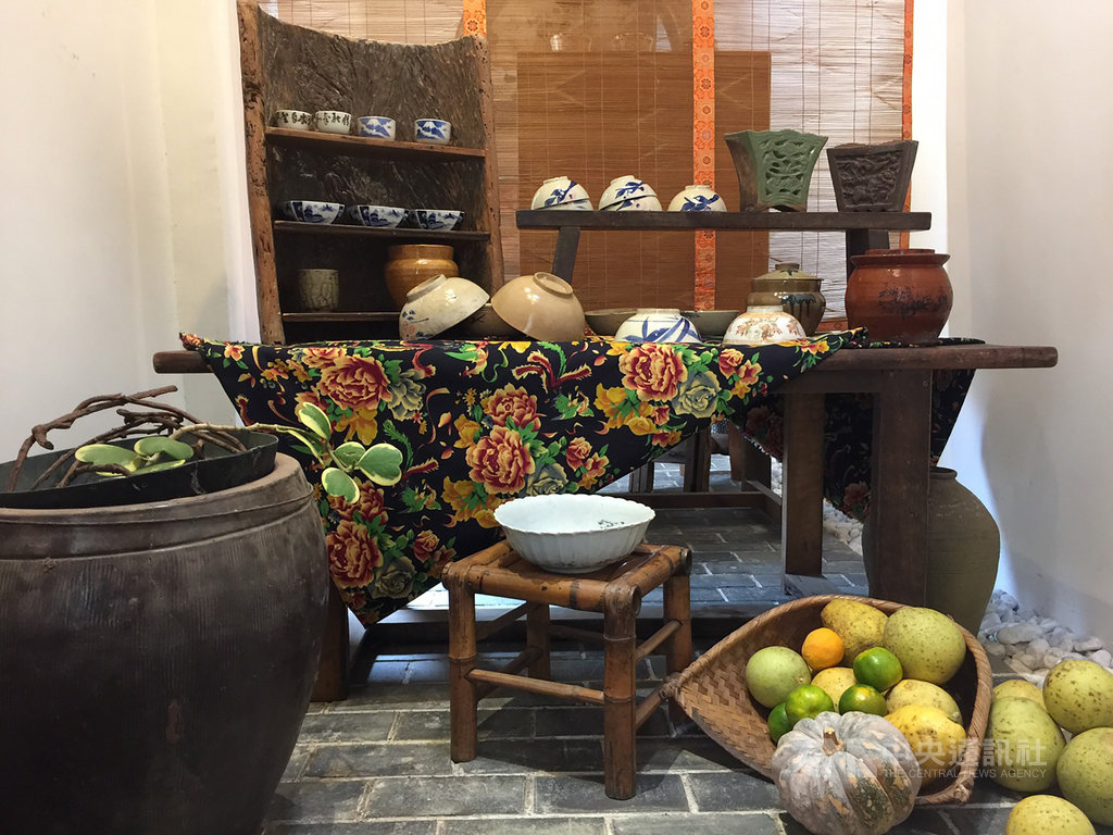桃園市大溪源古本舖16日舉行「幸福器味特展」,展示300多件生活器皿,展覽中傳達主人的生活態度以及生活趣味。(源古本舖提供)中央社記者邱俊欽桃園傳真 108年10月16日