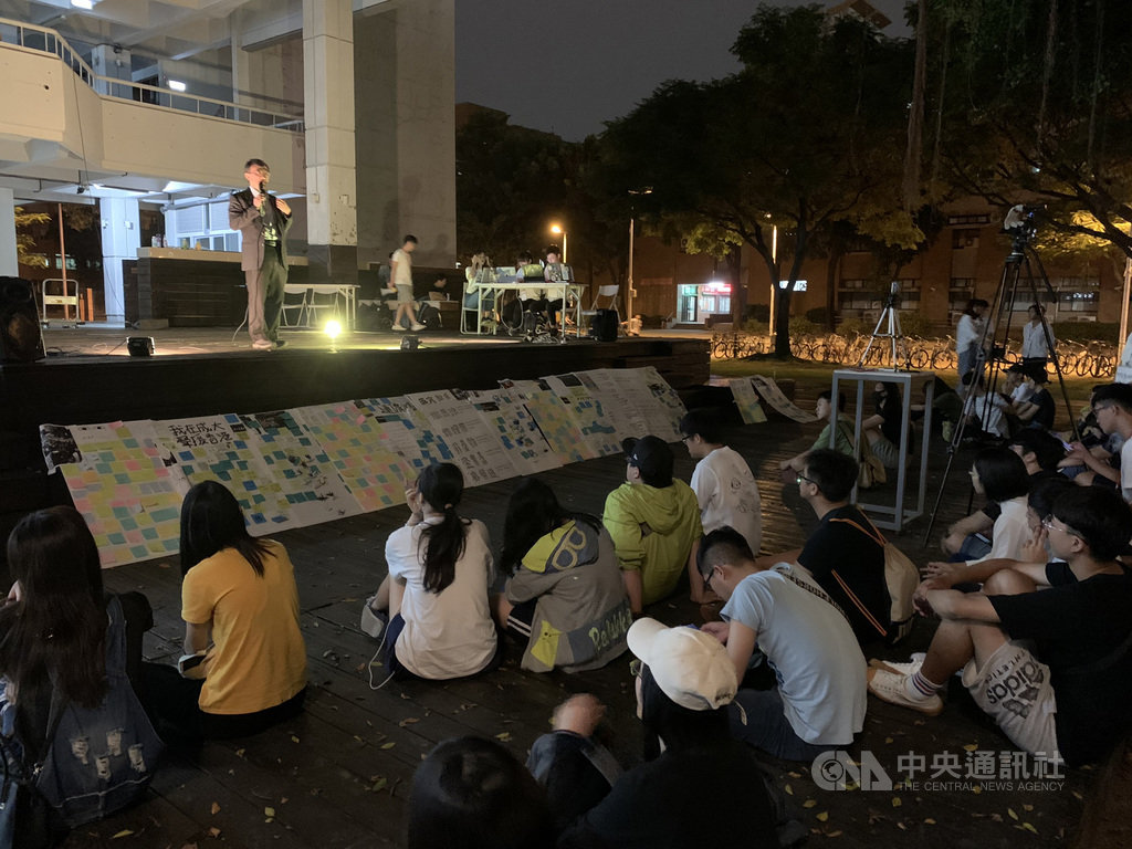 聲援香港「反送中」,國立成功大學零貳社16日晚間在成大光復校區舉辦連儂晚會,邀請成大學生會及校內社團、成大教授上台宣講。中央社記者張榮祥台南攝 108年10月16日