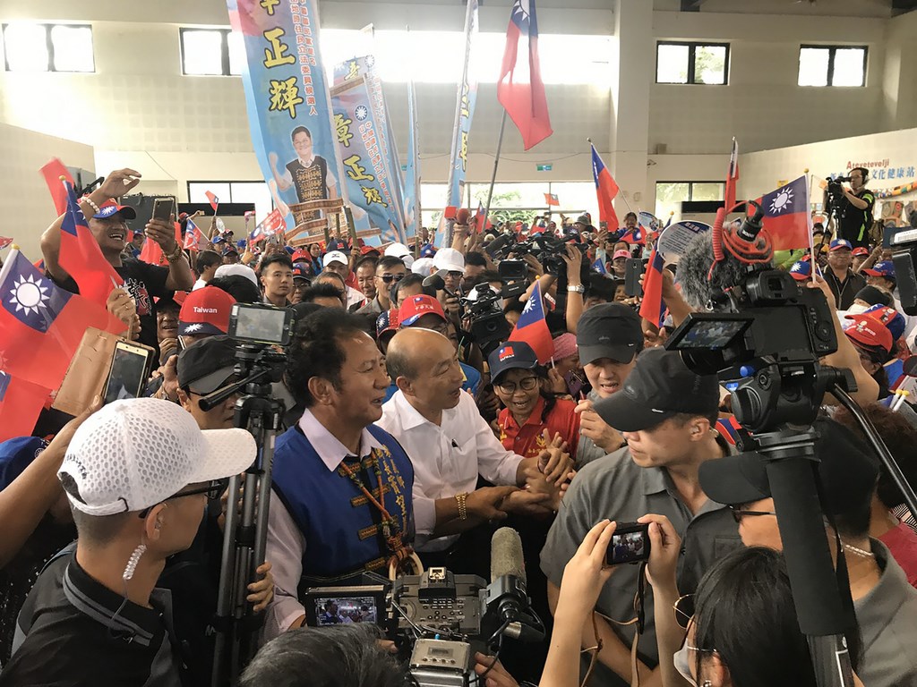 國民黨總統參選人韓國瑜(白衣者)16日走訪屏東出席固本會報,獲得民眾熱烈歡迎。(韓國瑜競選辦公室提供)中央社記者余祥傳真 108年10月16日