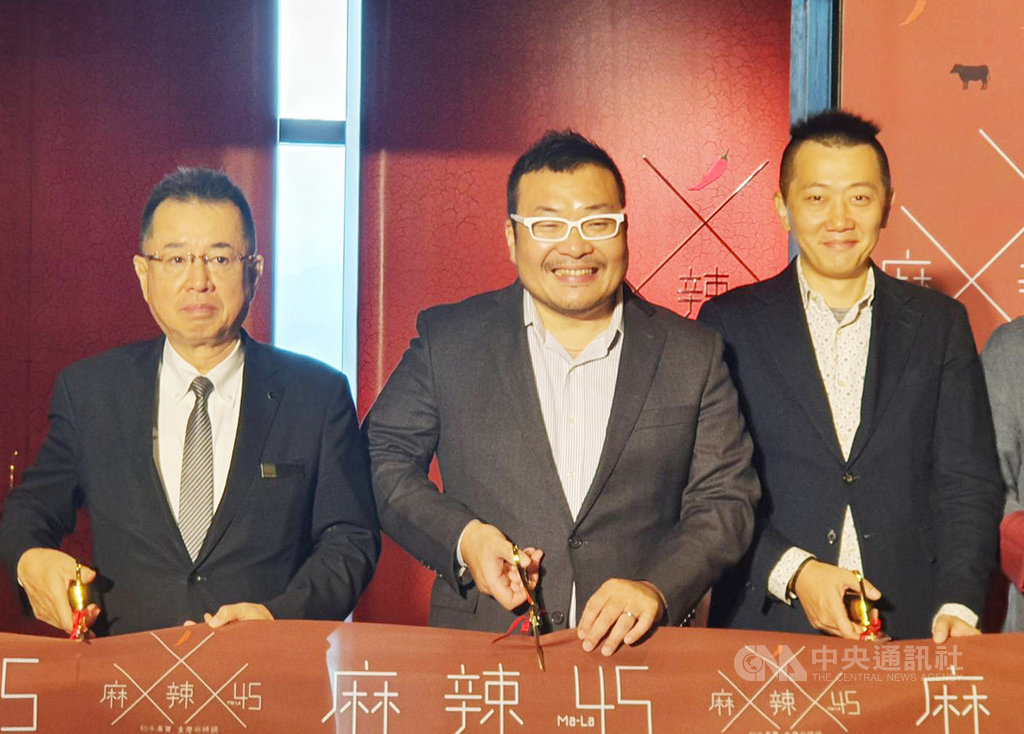 台灣麻辣鍋市場夯,乾杯16日宣布推出新品牌,可發揮集團食材綜效,有助於毛利表現。圖中為乾杯集團董事長平出莊司。中央社記者江明晏攝 108年10月16日