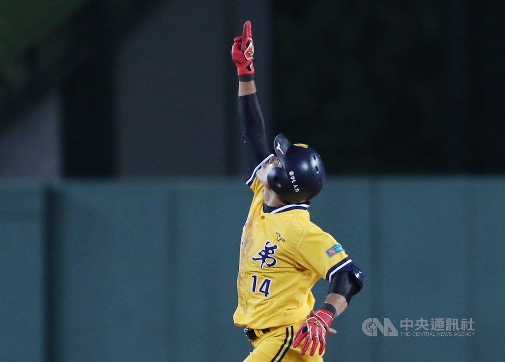 2019中職總冠軍賽第3戰15日在台中登場,中信兄弟一路落後,儘管王勝偉單場雙響砲企圖力振士氣,但仍沒能帶起反攻氣勢,兄弟終場以4比8吞敗。中央社記者張新偉攝 108年10月15日