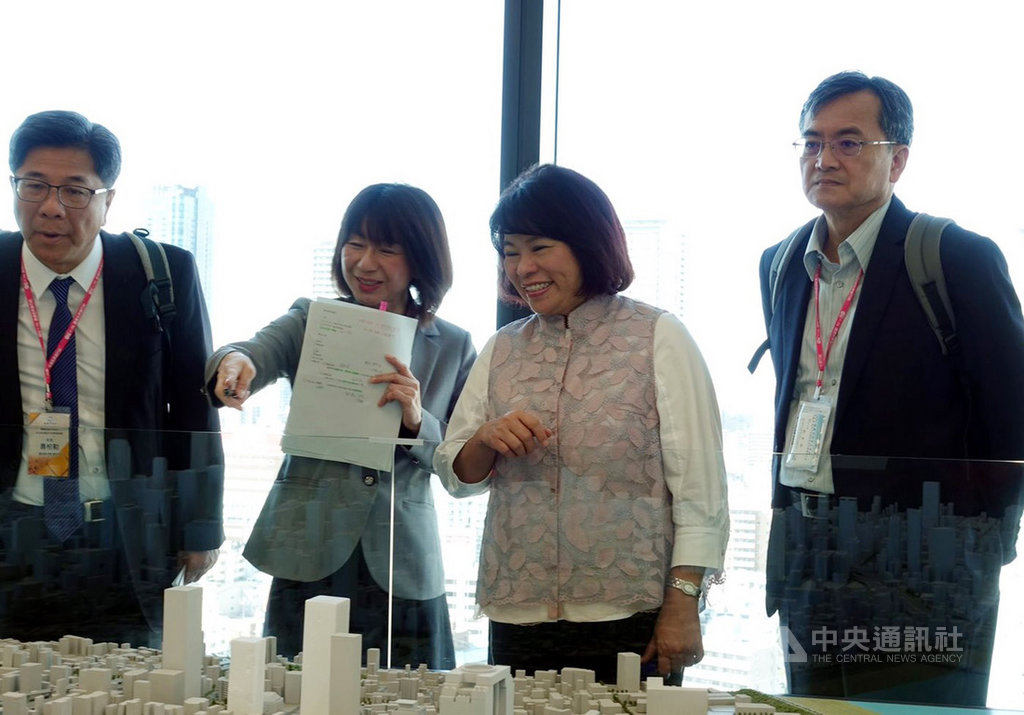 嘉義市長黃敏惠(右2)16日率市府團隊考察日本大阪的梅北開發計畫,深入了解大阪車站的規劃。(嘉義市政府提供)中央社記者黃國芳傳真 108年10月16日