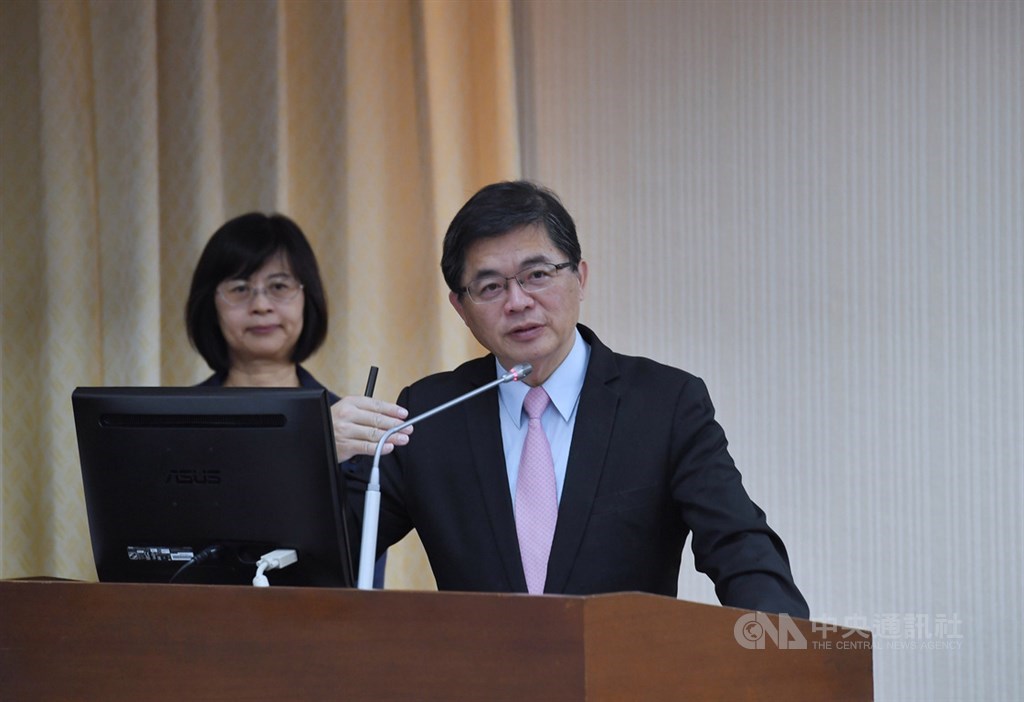 立法院內政委員會上午審查行政院院本部109年度總預算,行政院秘書長李孟諺(前)列席備詢。中央社記者王飛華攝 108年10月16日