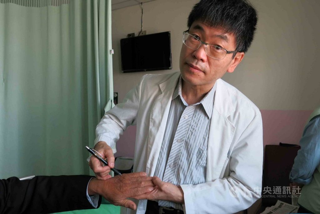 60歲呂姓男子上月因胸悶、高燒不退到醫院急診,衛福部豐原醫院胸腔內科主任邱振峰(圖)指出患者手上的傷口,是因浸泡血水中造成細菌感染。(衛福部豐原醫院提供)中央社記者趙麗妍傳真 108年10月16日