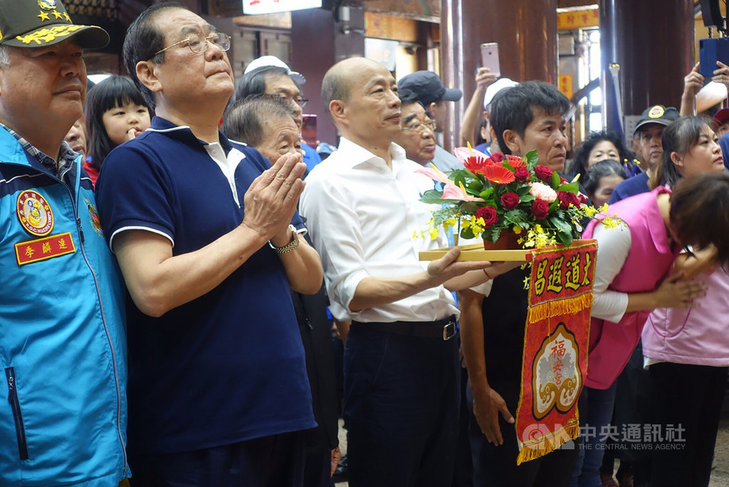 國民黨總統參選人韓國瑜(中)在國民黨副主席曾永權(左2)陪同下,參拜屏東鵝鑾鼻保安宮。(韓國瑜競選辦公室提供)中央社記者余祥傳真 108年10月16日