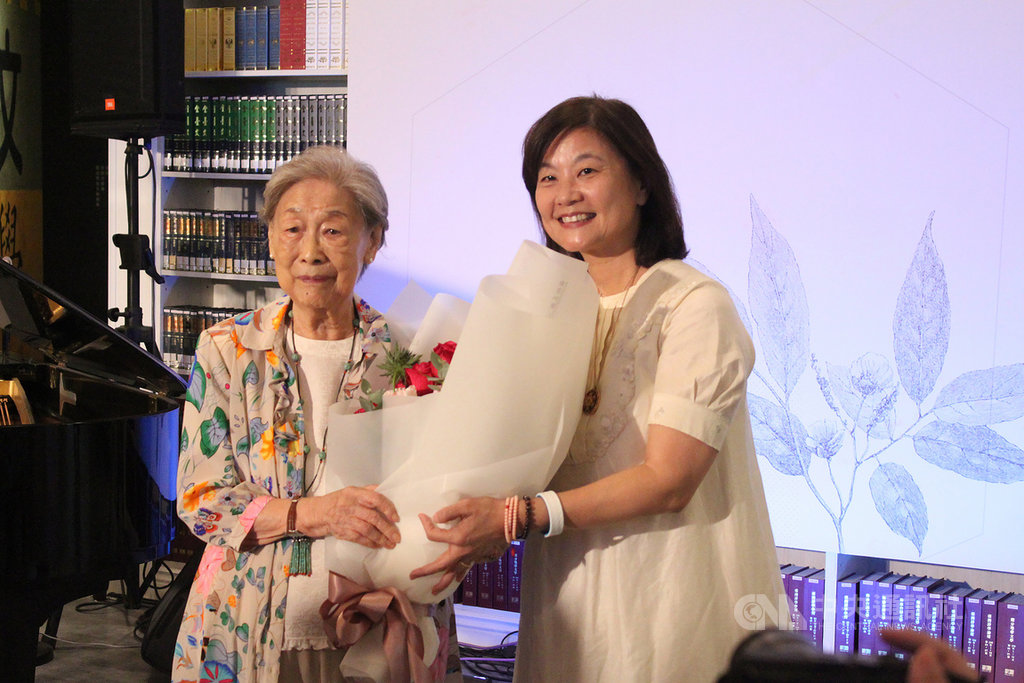 高雄市文化局策劃的「茱萸的孩子-余光中紀念系列活動」18日將登場,文化局長林思伶(右)16日與余光中遺孀范我存(左)在高雄文學館同台為活動暖場。(高雄市文化局提供)中央社記者程啟峰高雄傳真 108年10月16日