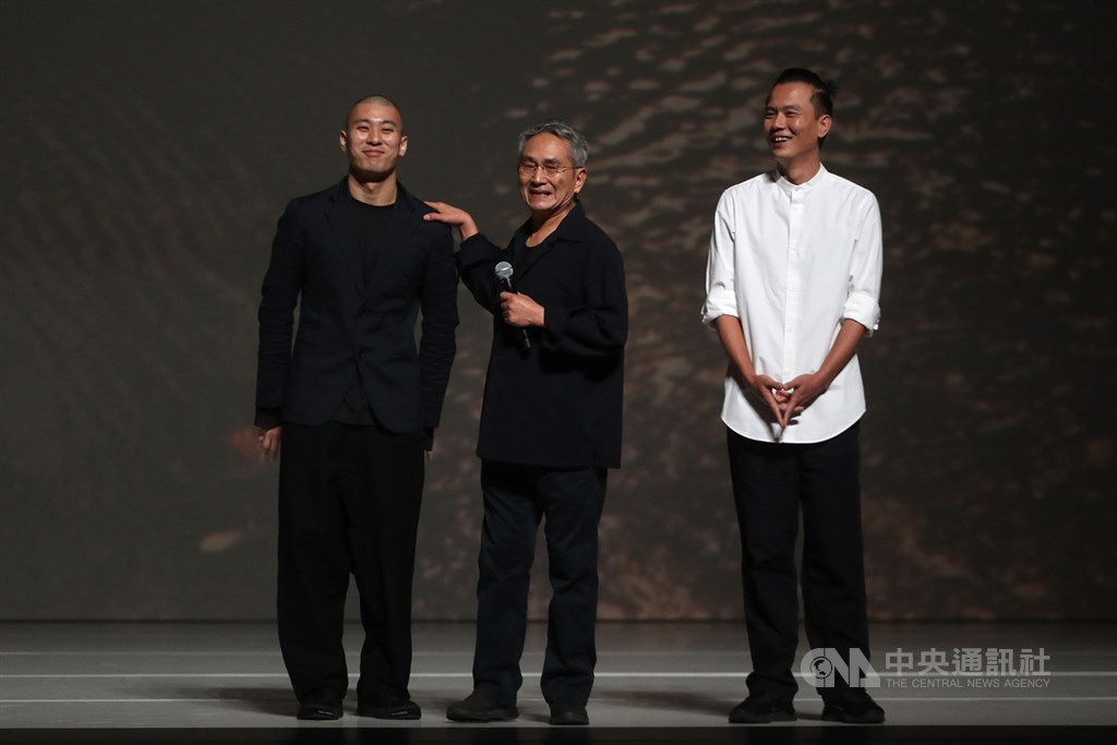 雲門舞集與與中國舞團陶身体劇場合作,以交換編舞形式推出全新舞作,雲門舞集創辦人林懷民(中)、即將接任雲門藝術總監的編舞家鄭宗龍(右)與陶身体劇場藝術總監陶冶(左)16日在國家戲劇院出席彩排記者會。中央社記者裴禛攝 108年10月16日