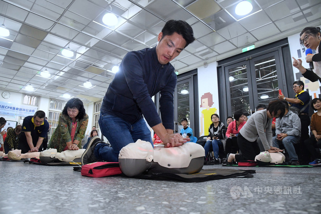 為推廣全民學習心肺復甦術(CPR),立法院厚生會16日邀請各行業代表,共同學習CPR,厚生會會長、國民黨立委蔣萬安(前中)表示,希望CPR能成為必備的技能,緊急時能派上用場。中央社記者王飛華攝 108年10月16日