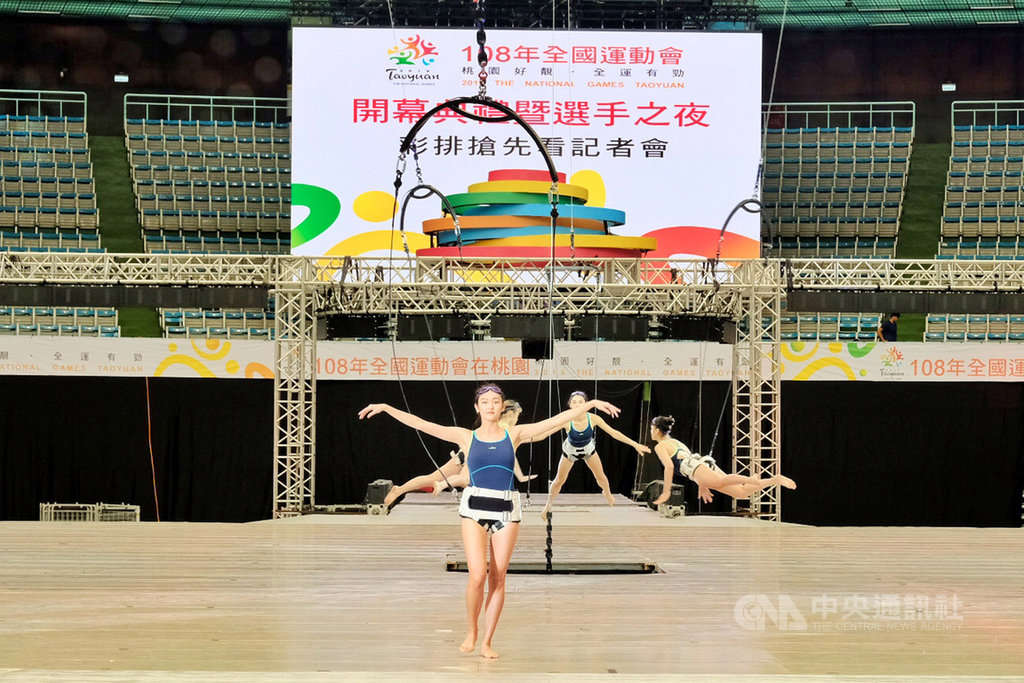 全國運動會開幕表演將配合體育館空間特性,在天花板裝設亞洲最大空中環狀燈幕,地板則是超過1200平方公尺中央舞台,再結合環場水幕及全地景投影,將體育館打造成多媒體劇場。中央社記者吳睿騏桃園攝 108年10月16日