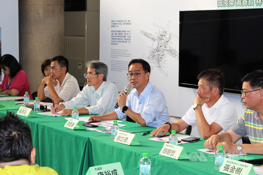 民進黨立委李昆澤(右3)16日主持研商高雄車站停車及繁榮商圈行銷方式會議,促台鐵局及鐵道局協助提升商圈發展,減少鐵路地下化後續工程對店家生意的衝擊。(立委李昆澤服務處提供)中央社記者王淑芬傳真 108年10月16日
