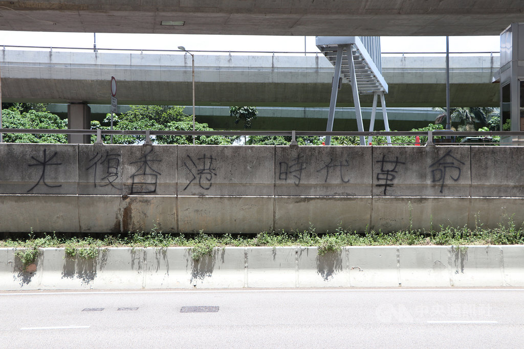 香港特首林鄭月娥16日在記者會上以區議會選舉臨近為由,拒評「反送中」口號「光復香港,時代革命」口號是否觸及政治紅線。(資料圖片)中央社記者張謙香港攝 108年10月16日