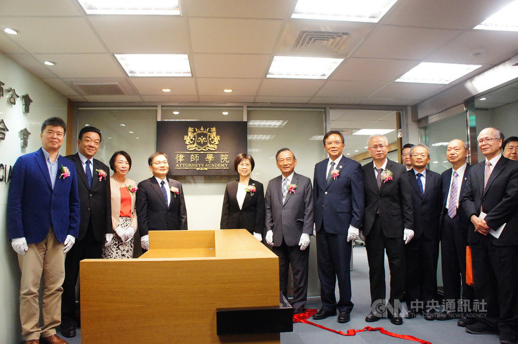 中華民國律師公會全國聯合會16日舉行「律師學院」揭牌典禮,由理事長李慶松(左4)主持,盼律師學院可以強化律師專業職能,提供執業經驗交流平台。中央社記者蕭博文攝 108年10月16日