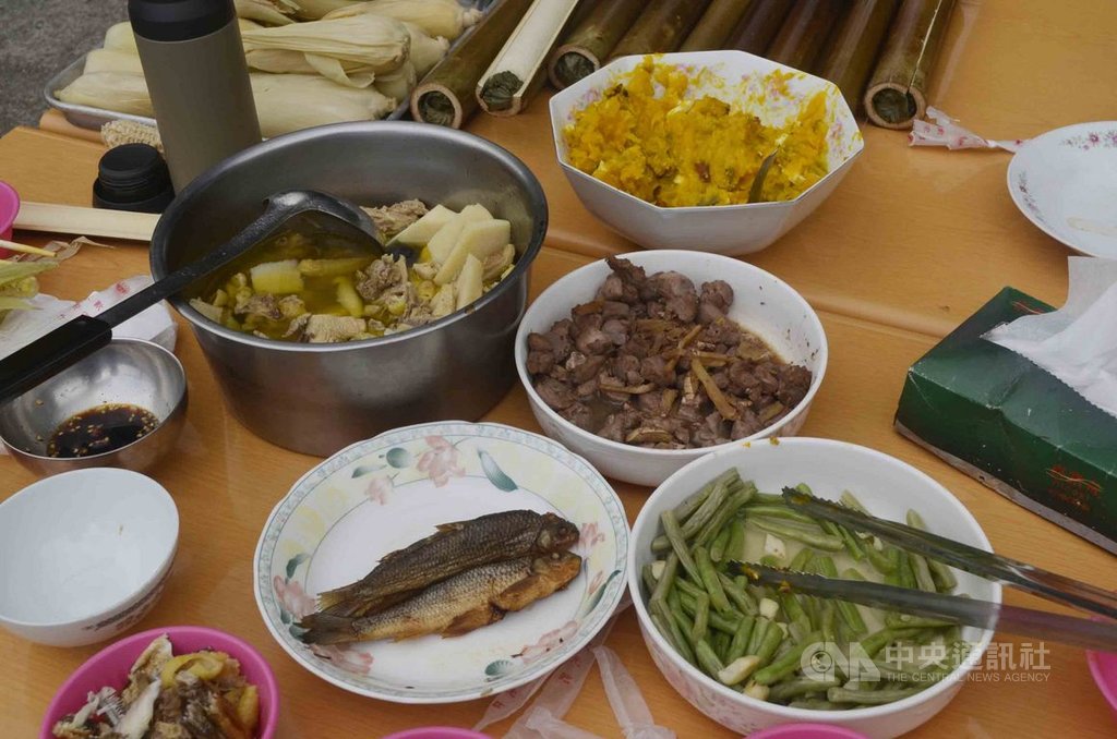 福州姑娘陳玉萍17年前嫁給阿里山鄒族青年,桌上的食物,除了竹筒飯,其餘都是陳玉萍自己種植,溪魚與山豬肉則是先生楊榮華捕撈、打獵而來。中央社記者蔡智明攝 108年10月16日