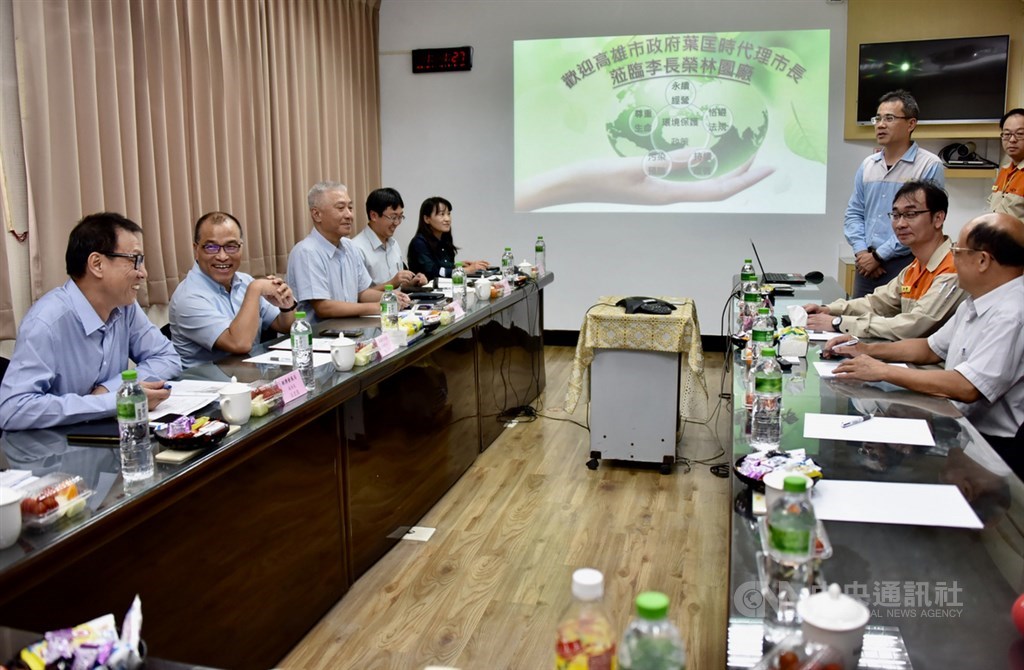 高雄市長韓國瑜請假投入總統選舉,職務由副市長葉匡時代理,葉匡時(左2)16日參訪林園工業區李長榮化工林園廠,聽取簡報並了解相關事宜。中央社記者董俊志攝 108年10月16日