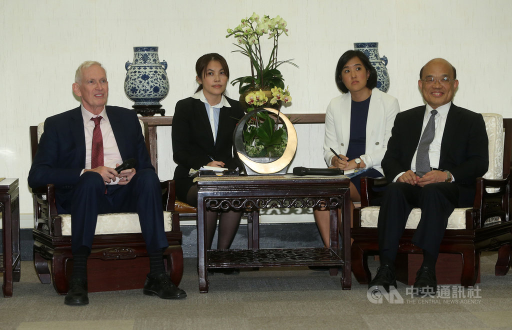 行政院長蘇貞昌(右)16日接見美國在台協會(AIT)主席莫健(James Moriarty)(左),莫健表示,贊成蘇貞昌所說台美關係越來越增進,以及雙方有許多共同成就,他保證這樣的成就將會越來越多中央社記者鄭傑文攝 108年10月16日