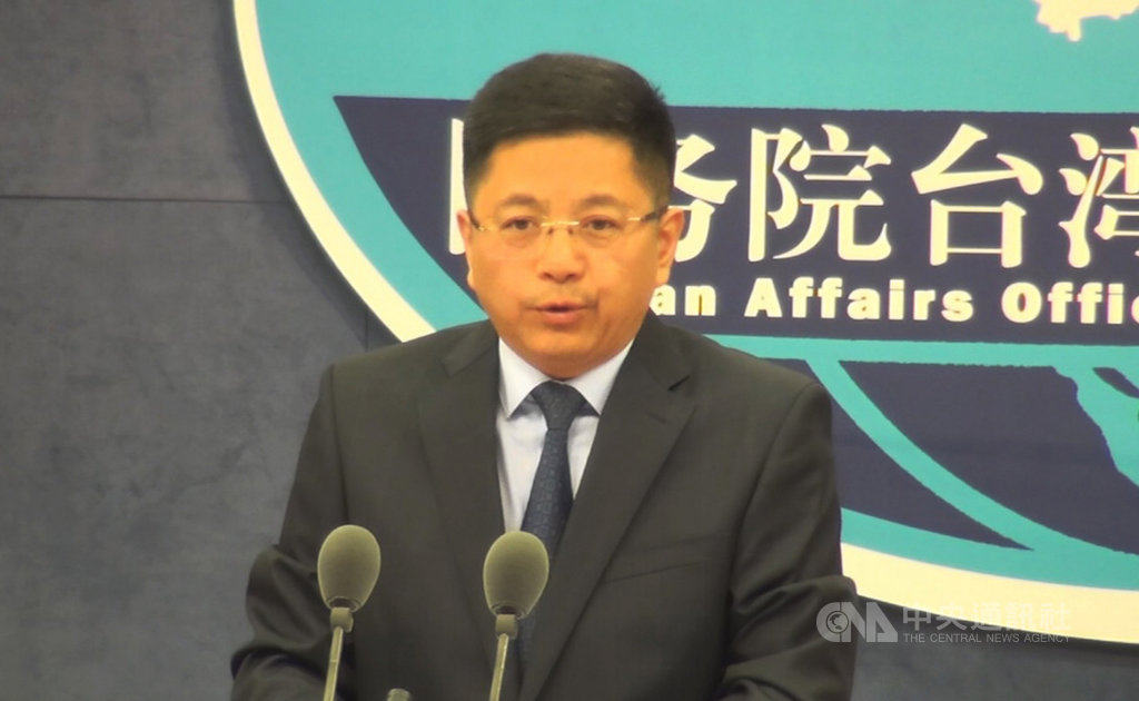 中國國台辦今天首度針對「芒果乾」一詞作出回應。發言人馬曉光今天聲稱,這一詞彙「是一杯鴆毒酒」。「民進黨及其當局蓄意炒作,旨在「煽動兩岸對抗,撈取選舉利益」。中央社記者邱國強北京攝 108年10月16日
