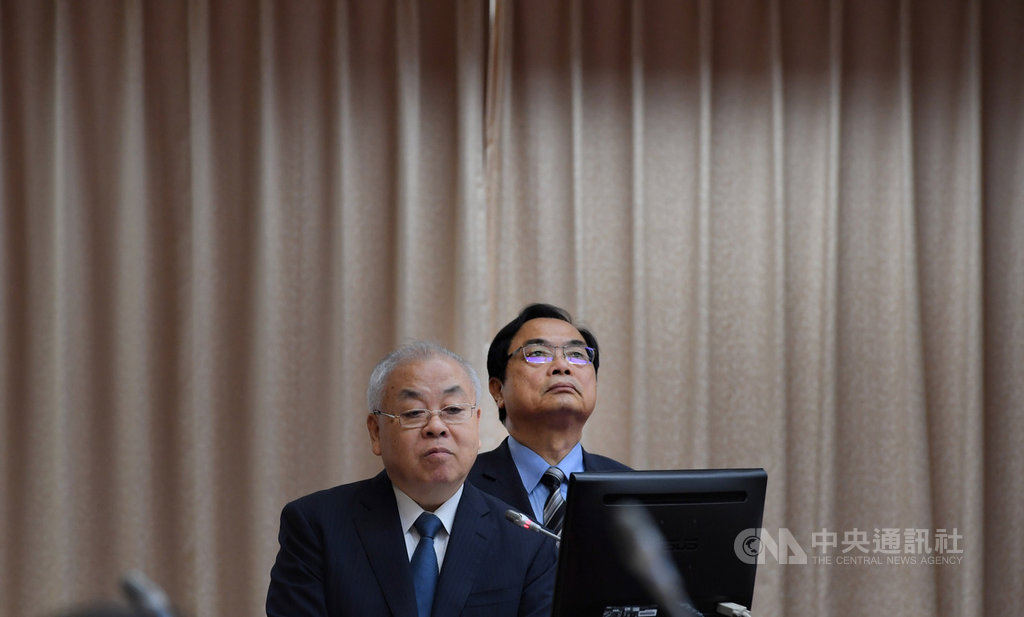 行政院主計總處主計長朱澤民(左)、審計部審計長陳瑞敏(右)16日赴立法院財政委員會備詢,進行主計總處與審計部的業務報告。中央社記者王飛華攝 108年10月16日