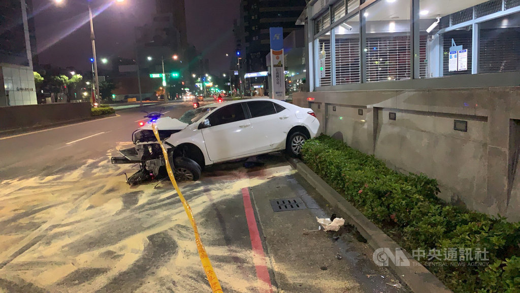 32歲林姓男子16日駕駛自小客車,疑因閃避機車緊急煞車,失控衝撞分隔島後在高雄捷運站體前打橫停住,造成車輛引擎蓋凹陷、前擋玻璃破碎,保險桿掉落。(警方提供)中央社記者程啟峰高雄傳真 108年10月16日