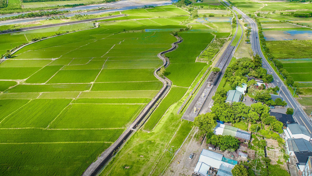 花蓮東里鐵馬驛站被圍繞在田野間,一望無際的美景吸引不少遊客到訪,花東縱谷國家風景區管理處將於19日在此舉辦大地時裝秀,並由伊林模特兒走秀。(縱管處提供)中央社記者李先鳳傳真 108年10月16日