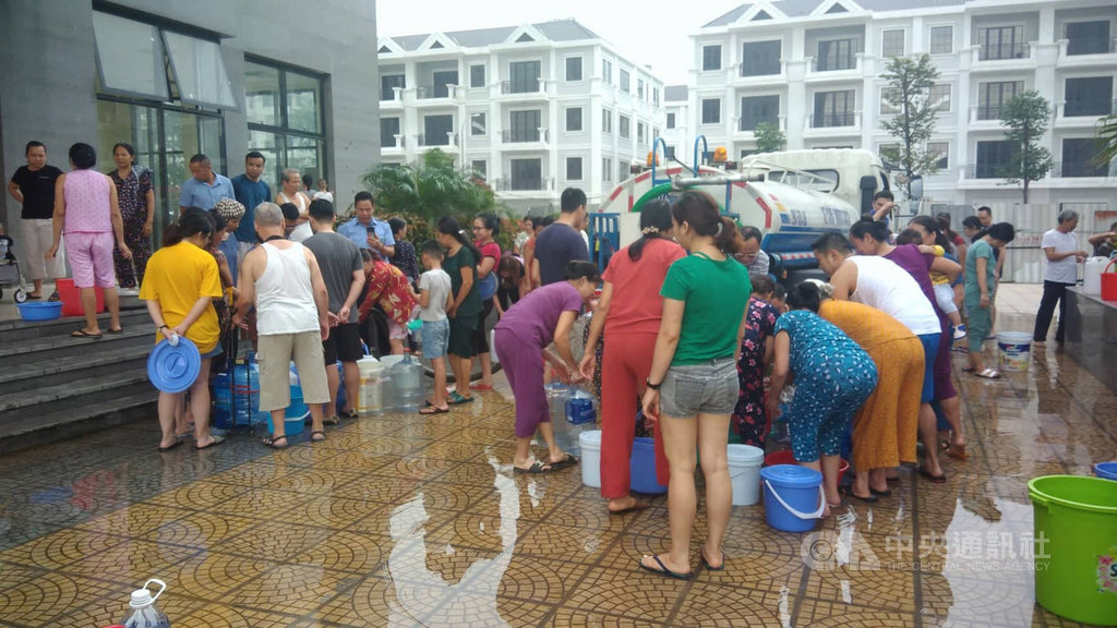 越南河內市政府15日公布自來水檢驗結果,水中苯乙烯(Styrene)含量超標1.3倍至3.65倍,是水源廢油污染所致,勸告民眾停止飲用遭污染的自來水。圖為民眾排隊裝取由政府免費提供的用水。中央社河內攝 108年10月16日