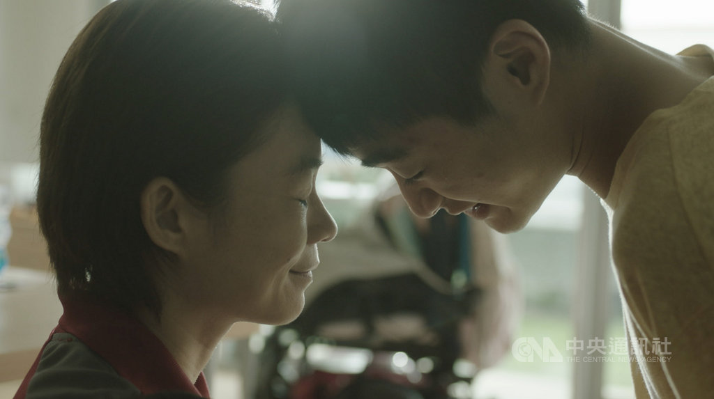 HBO Asia推出新加坡影集「影匿人生」,第一集由女星楊雁雁(左)及台灣新生代演員潘綱大(右)主演,敘述一名母親和自閉症兒子的故事,將於2019金馬影展搶先亮相。(HBO Asia提供)中央社記者洪健倫傳真 108年10月16日
