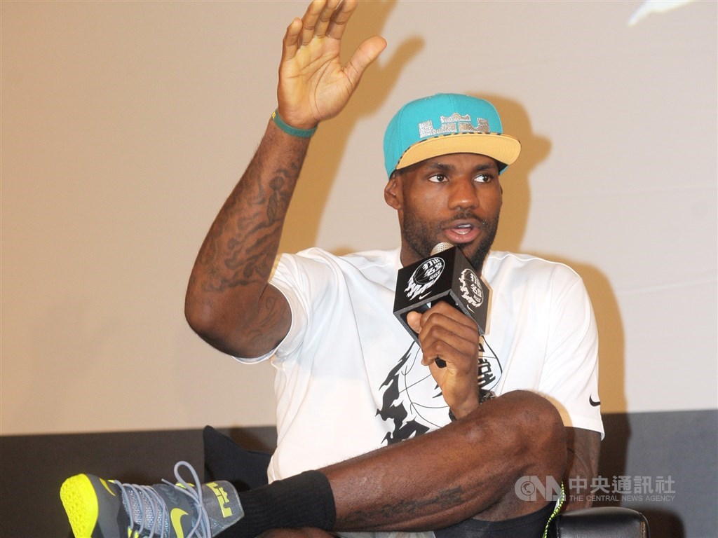 美國職籃NBA洛杉磯湖人球星詹姆斯(圖)因批評火箭總經理摩瑞惹來一身腥,他15日澄清說,他的話被斷章取義了。(中央社檔案照片)
