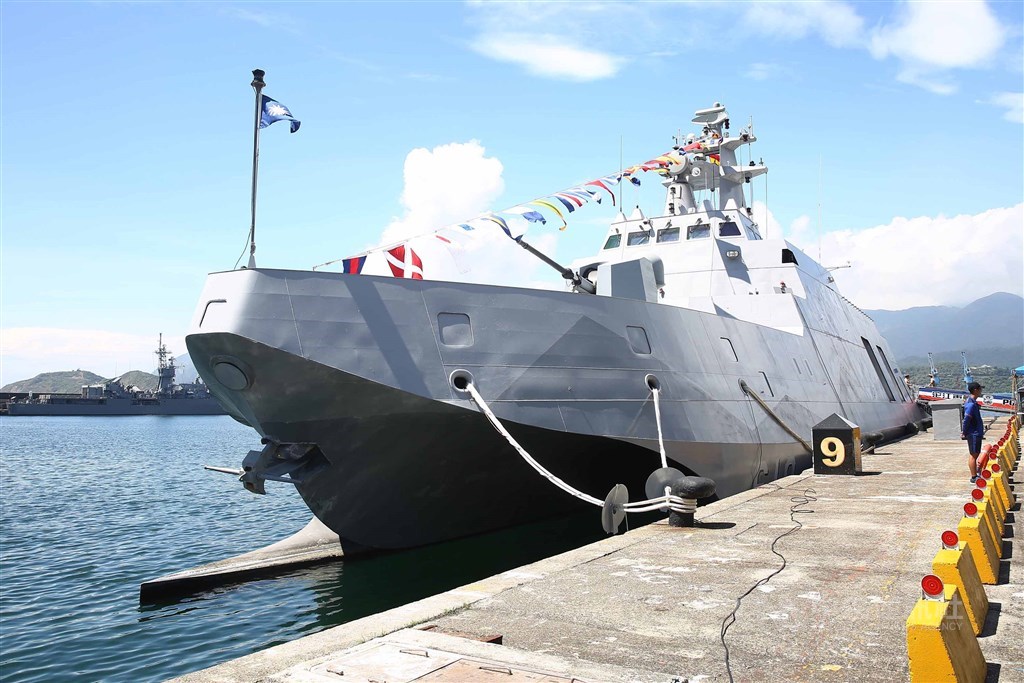 海軍參謀長敖以智16日表示,沱江艦後續艦及新型船塢運輸艦的命名作業預計2020年陸續展開。圖為配備雄二、雄三攻艦飛彈的沱江艦。(中央社檔案照片)