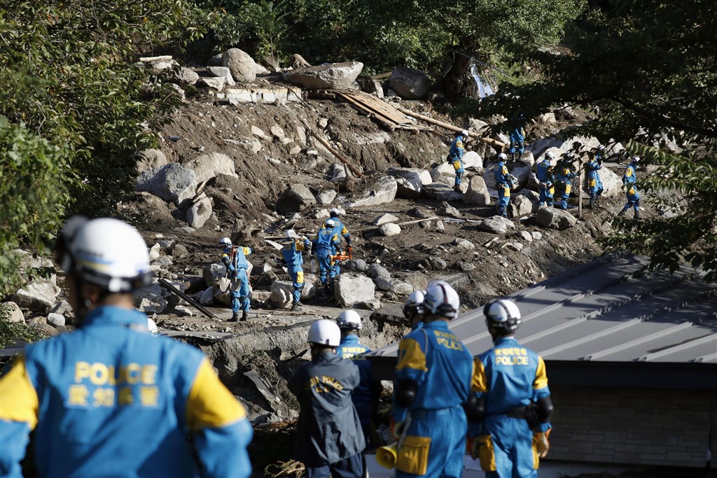 今年第19號颱風哈吉貝侵襲日本,截至15日已知至少造成74人喪生、12人失蹤、218人受傷。圖為搜救人員在崩塌的土推中找尋失蹤民眾。(共同社照片)