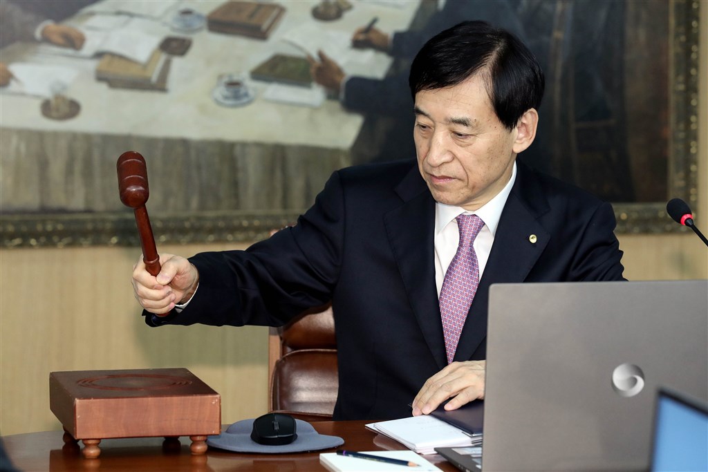 南韓中央銀行16日宣布降息,為今年以來第2度調降政策利率,追平之前歷史低點。圖為韓銀總裁李柱烈。(韓聯社提供)