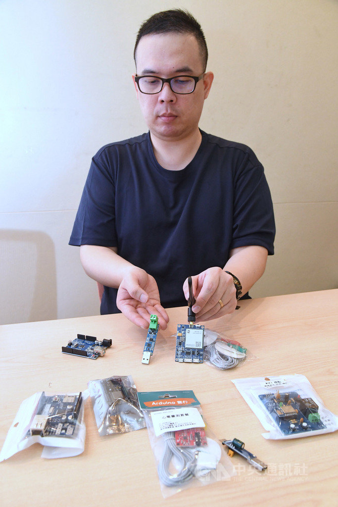 科技與創客教育盛行,電子零件以科技教育教材名義充斥市面,而來源、材料、穩定性與安全性都未經檢測,立委陳學聖辦公室16日在立法院呼籲教育部儘速與相關單位研議科技教育器材標準規範,以保障師生安全。中央社記者王飛華攝 108年10月16日