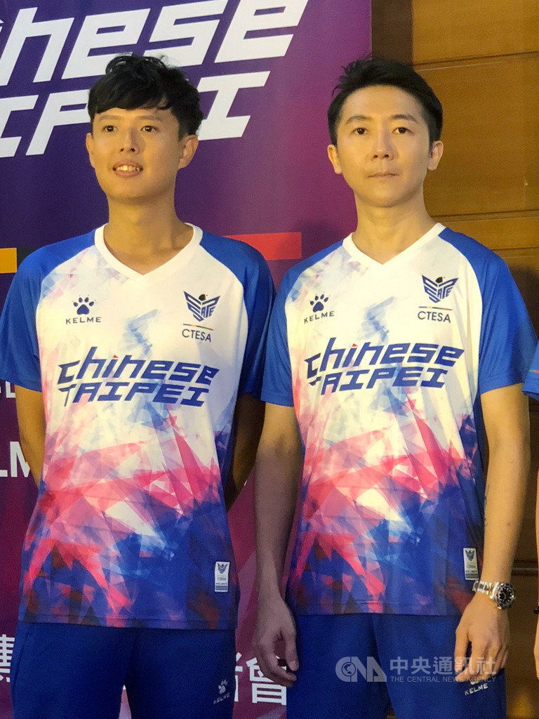 2019年IESF世界電競錦標賽12月將在南韓首爾登場,代表台灣參賽的張家棟(右)、洪偲猛(左)16日出席記者會,兩人表示將目標瞄準冠軍。中央社記者黃巧雯攝 108年10月16日