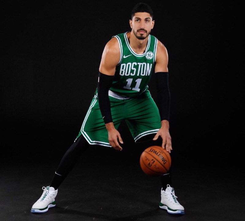 來自土耳其的美國職籃NBA球星坎特(圖)15日在推特上,條列為了爭取自由而付出的代價,美國媒體認為,這是針對詹姆斯的言論而來。(圖取自twitter.com/EnesKanter)
