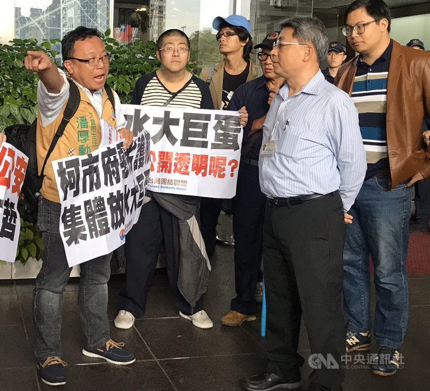 台灣團結聯盟16日前往北市府大樓抗議,台聯文宣部主任潘厚勳(前左)向台北市都市發展局副局長羅世譽(前右)質疑,為何大巨蛋情境模擬未完成,卻依舊全案修正通過。中央社記者陳怡璇攝 108年10月16日