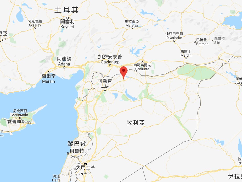 俄軍和敘軍已開赴原由敘利亞民主力量(SDF)掌控的敘北抵禦土軍,15日並接收敘北戰略要塞曼比季(紅標處)附近美軍放棄的陣地。此處距土耳其南疆約僅30公里。(圖取自Google地圖網頁google.com.tw/maps)