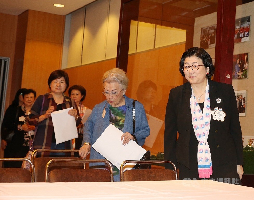 中華民國婦女聯合會16日舉行會員代表大會,主委雷倩(右)在常委與律師陪同下舉行會後記者會,宣布決定不轉型成為政黨。中央社記者郭日曉攝 108年10月16日