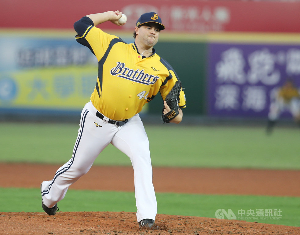 中華職棒總冠軍賽,中信兄弟隊17日預定派出洋投紐維拉(圖)先發,他說,希望「百萬象迷」能踴躍進場加油,對球員來說非常重要。(檔案照片)中央社記者張新偉攝 108年10月16日