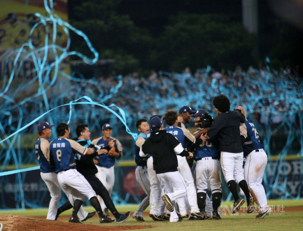 中華職棒30年,7戰4勝制總冠軍系列賽17日來到關鍵第5戰,3勝聽牌的Lamigo桃猿隊踢館不留情,以20比3在台中洲際球場血洗中信兄弟隊,3連霸成功,也將帶著年度總冠軍的榮耀告別桃猿隊之名。中央社記者張新偉攝 108年10月17日