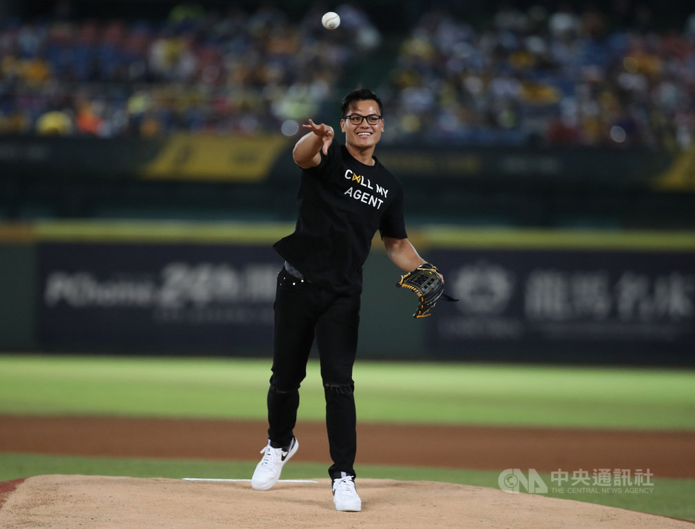 旅美印地安人隊野手張育成17日趁著亞錦賽休兵,到台中洲際球場擔任中信兄弟隊總冠軍賽主場開球嘉賓;張育成笑說,「今天在職棒場上開球,比上大聯盟還緊張」。中央社記者張新偉攝 108年10月17日