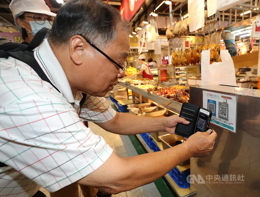台北市公有南門中繼市場17日開始全館試營運,為了讓更多顧客體驗便捷的購物方式,全面導入行動支付。中央社記者張皓安攝 108年10月17日
