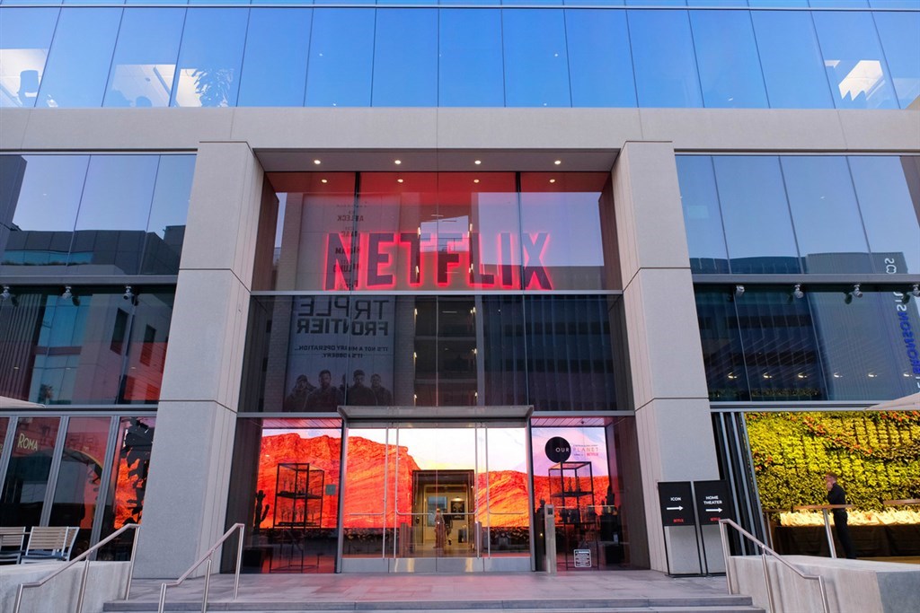 在迪士尼與蘋果夾擊下,串流影音平台Netflix原被投資人認為可能會表現不佳。不過,Netflix第3季付費訂戶增幅略高於華爾街預期。圖為Netflix洛杉磯總部。(中央社檔案照片)