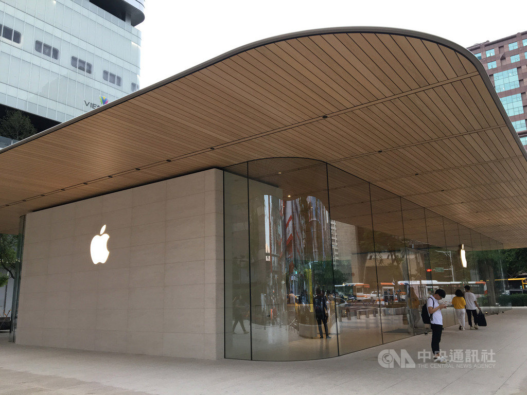 外媒引述分析師指出,iPhone 11需求略優於預期,推測供應鏈主要因應12月美國不排除對中國另開徵關稅而提前拉貨,終端產品驅動市況待觀察。圖為台灣台北蘋果直營店。中央社記者鍾榮峰攝 108年10月17日