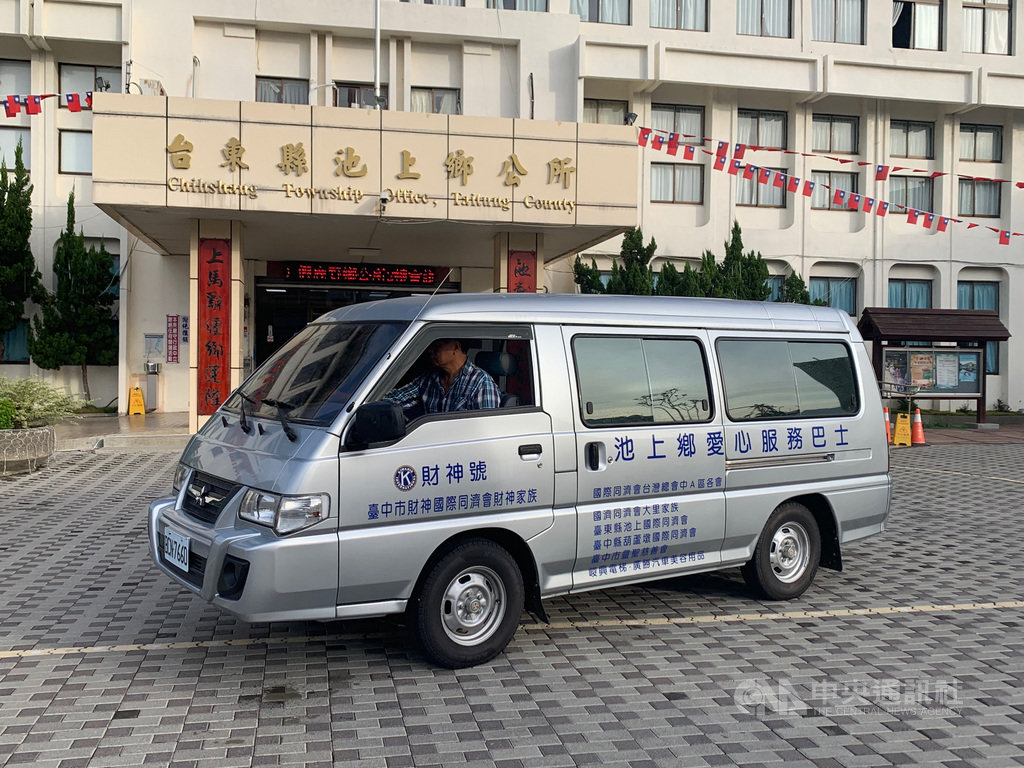 為彌補公路客運的不足,台東池上鄉公所特別開辦「幸福巴士」服務,即日起至12月31日為試營運期間免費搭乘,歡迎民眾及長者多加利用。(池上鄉公所提供)中央社記者李先鳳傳真 108年10月17日