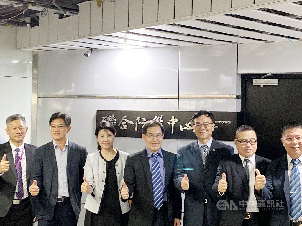 台北車站特定區聯合防災中心17日揭牌,台鐵局副局長馮輝昇(中)表示,透過台灣首座智慧防災中心24小時的監控,可確保台北車站每天50萬人次的人潮安全,未來也可望推廣到其他車站。中央社記者余曉涵攝 108年10月17日