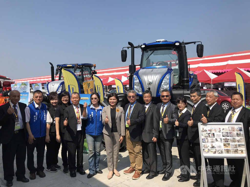 雲林縣長張麗善(右8)17日宣布為期3天的雲林國際農業機械暨資材展,19日將在虎尾高鐵特定區登場。中央社記者姜宜菁攝 108年10月17日