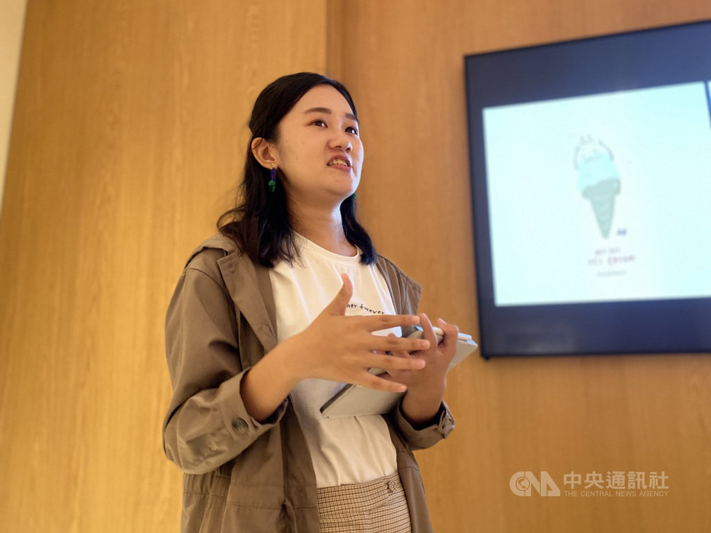 全球最大的繪畫藝術節The Big Draw今年與蘋果公司合作,在Apple Store推出體驗課程,蘋果17日邀請台灣插畫家「咻咻熊」主持相關媒體活動。中央社記者吳家豪攝 108年10月17日