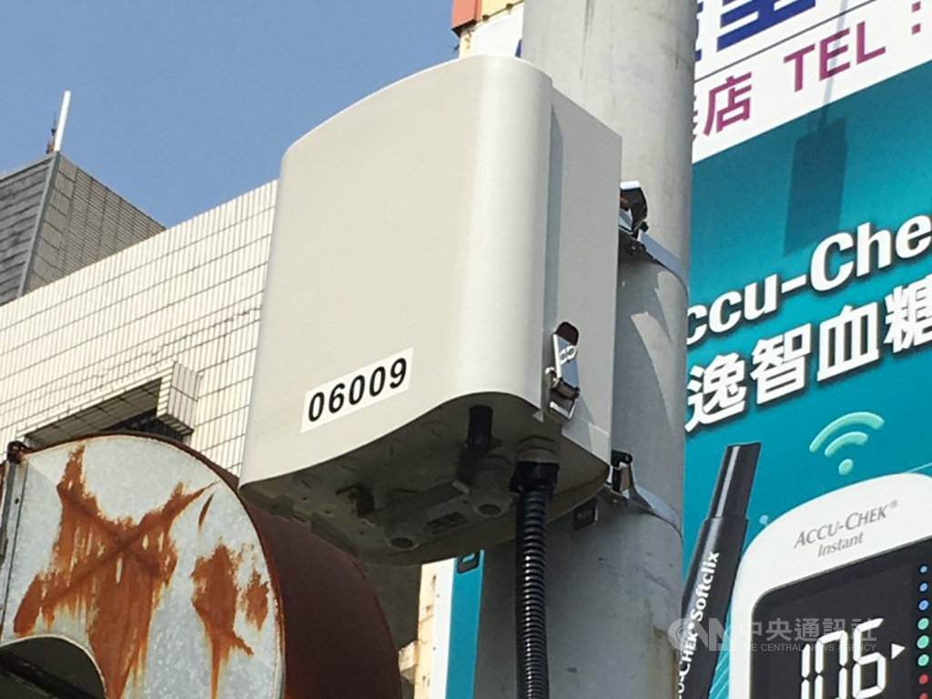 新竹市政府守護空氣品質,於轄內設置345個微型空氣品質感測器,讓民眾即時掌握空氣品質與指標資訊,同時推動城市綠化、提升環境舒適度。(新竹市政府提供)中央社記者魯鋼駿傳真 108年10月17日