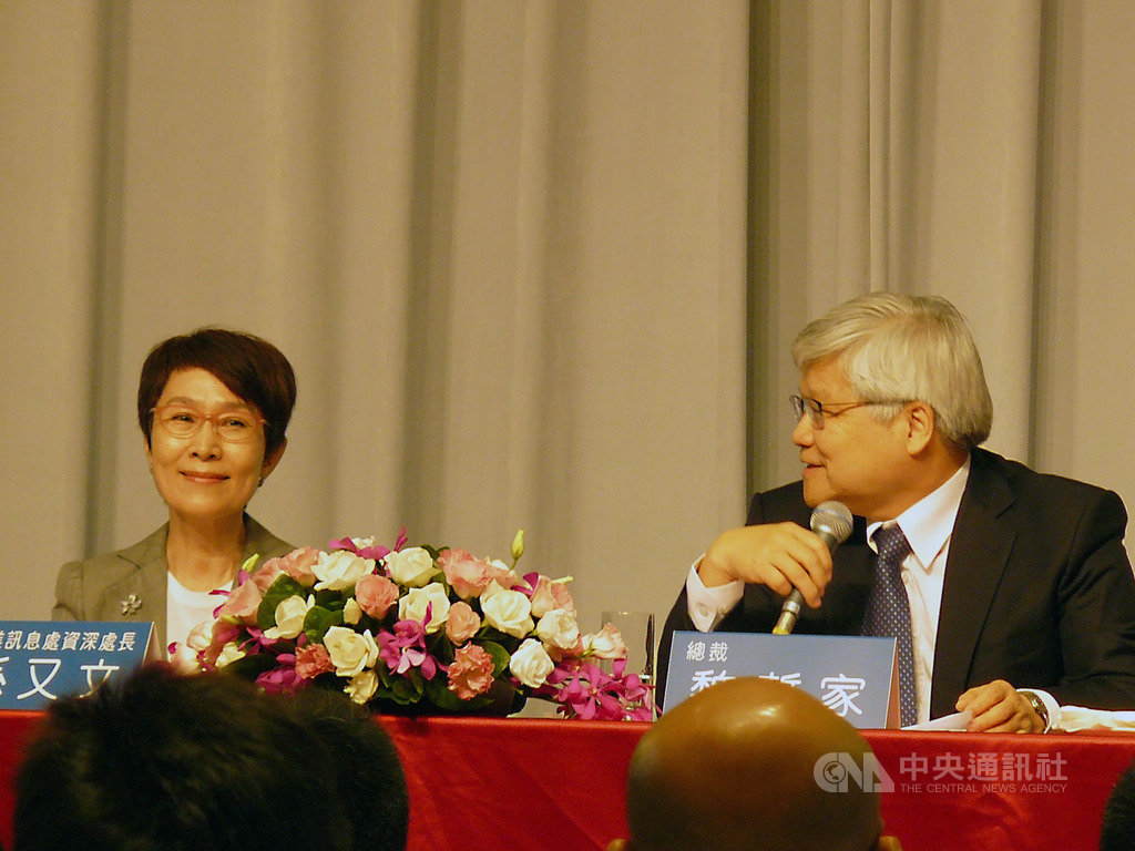 台積電17日召開法人說明會,總裁魏哲家(右)於法說會尾聲宣布,企業訊息處資深處長暨代理發言人孫又文(左)將於今年底退休。中央社記者張建中攝 108年10月17日