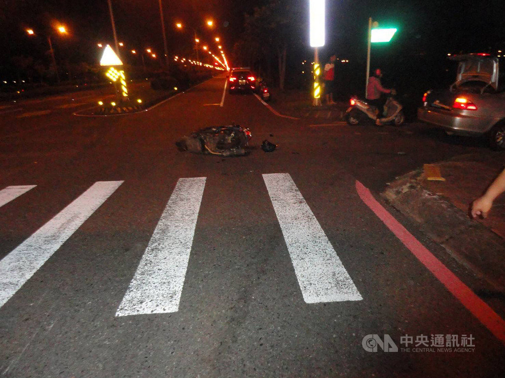 在國立宜蘭高商擔任教官的盧姓男子17日晚間騎機車返家,行經宜蘭市環市東路時,與對向一輛欲左轉的轎車相撞,撞擊力道猛烈,盧男經送醫仍宣告不治。(翻攝照片)中央社記者王朝鈺傳真 108年10月17日
