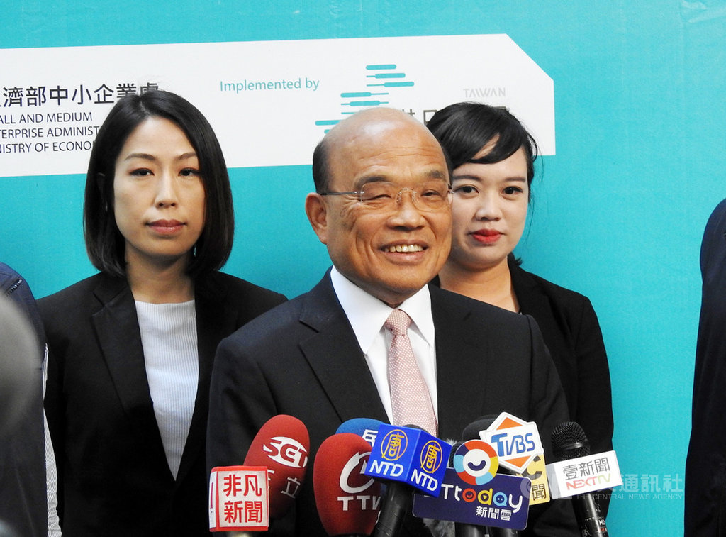 行政院長蘇貞昌(前中)17日就媒體詢及高雄市長韓國瑜請假參選,總統蔡英文是否也請假參選的問題表示,「韓國瑜請假跑去自己選舉,放棄了高雄,總統不可能放棄台灣。」該不該請假、請假是不是妥當,市民自有判斷。中央社記者王鴻國攝 108年10月17日